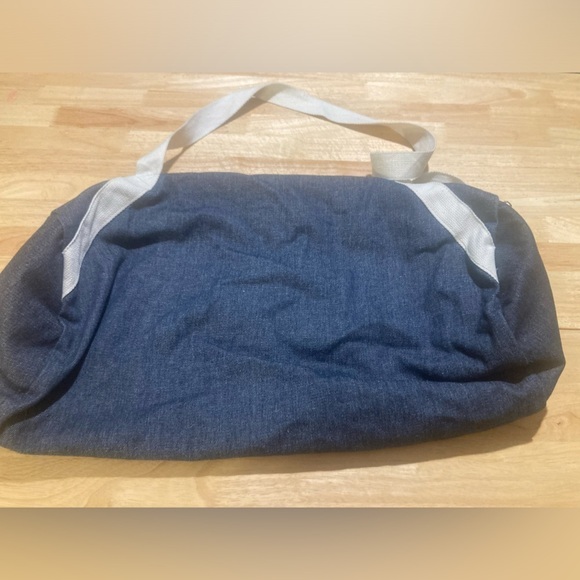 Meet me at the Barre bag in excellent condition. EUC. Light weight Gym bag - Picture 3 of 4